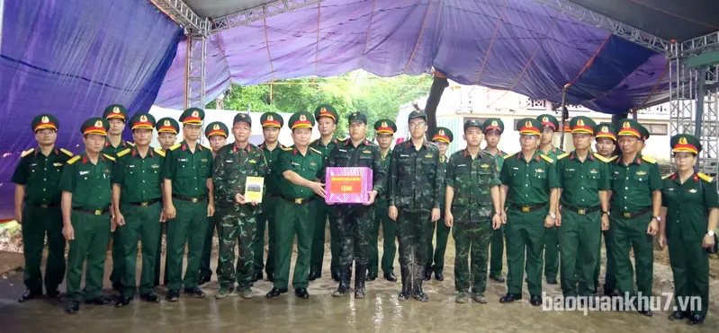 Sư đoàn 309 thăm, động viên lực lượng tìm kiếm, quy tập hài cốt liệt sĩ