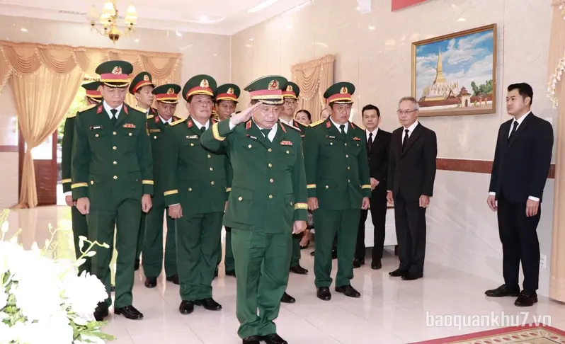 Đoàn đại biểu Quân khu 7 viếng Chủ tịch Quốc hội nước Cộng hoà Dân chủ nhân dân Lào