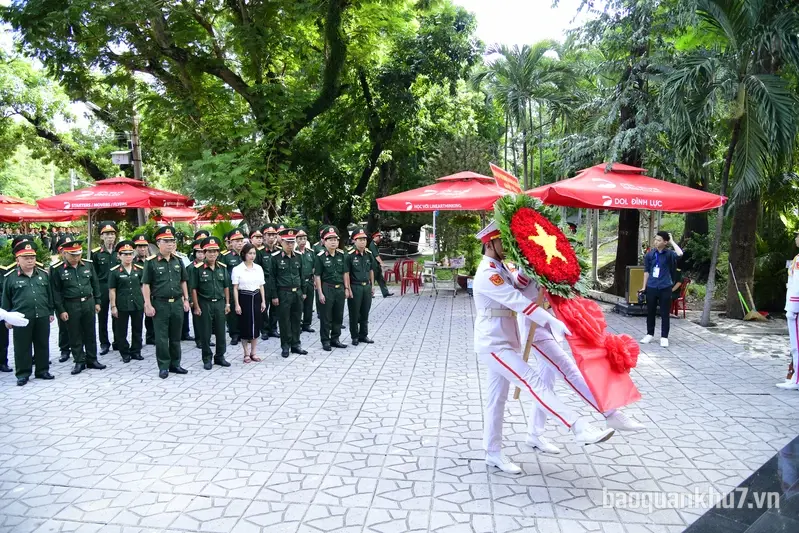Hội Cựu chiến binh TPHCM dâng hương tại công viên Lê Thị Riêng