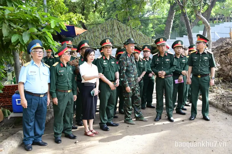 Hội Cựu chiến binh TPHCM dâng hương tại công viên Lê Thị Riêng