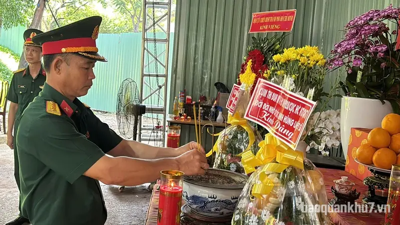 Lữ đoàn 75 thăm, tặng quà các lực lượng đang thực hiện nhiệm vụ tìm kiếm, quy tập hài cốt liệt sĩ tại khu vực công viên Lê Thị Riêng