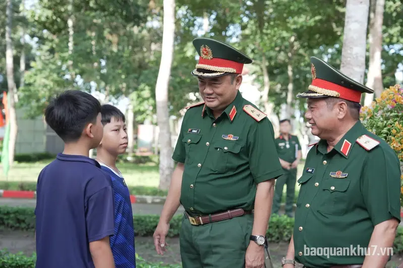 Trung tướng Lê Xuân Thế thăm, kiểm tra Trường Thiếu sinh quân Miền Nam 