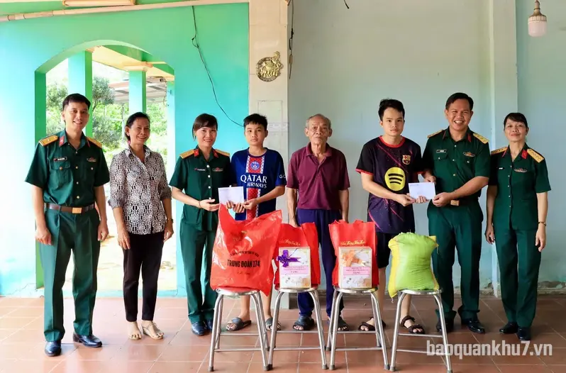 Trung đoàn 174 và Hội phụ nữ Tân Châu thăm, tặng quà động viên gia đình có hoàn cảnh khó khăn