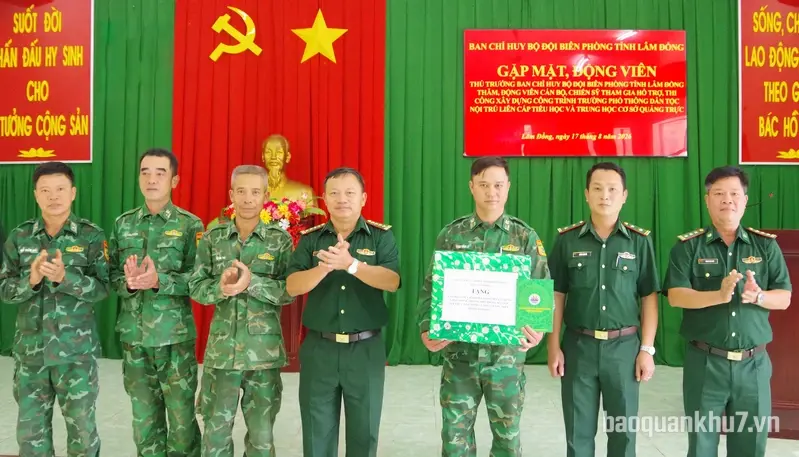 Bộ đội Biên phòng tỉnh Lâm Đồng thăm, động viên lực lượng hỗ trợ thi công xây dựng trường nội trú liên cấp