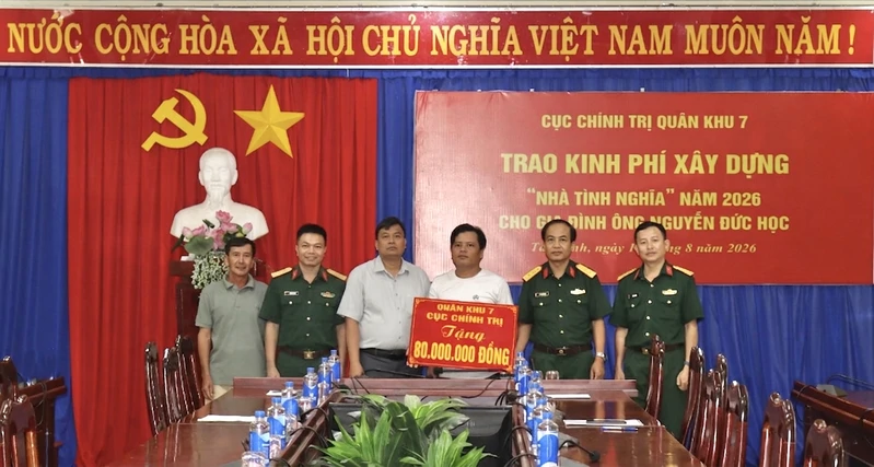 Cục Chính trị Quân khu 7 trao kinh phí xây dựng Nhà tình nghĩa tại tỉnh Tây Ninh
