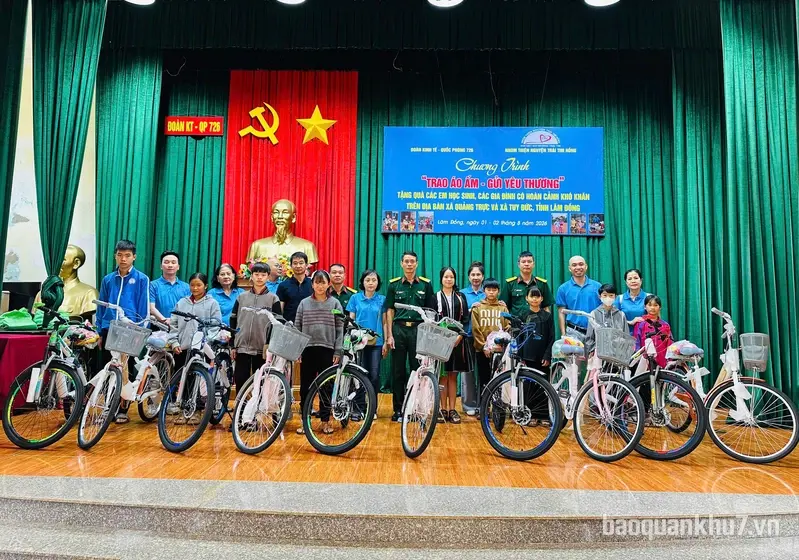 
Đoàn Kinh tế - Quốc phòng 726 tặng quà cho học sinh và gia đình có hoàn cảnh khó khăn

