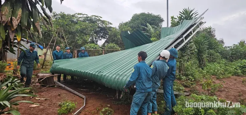 LLVT thành phố Đồng Nai giúp dân khắc phục hậu quả giông lốc