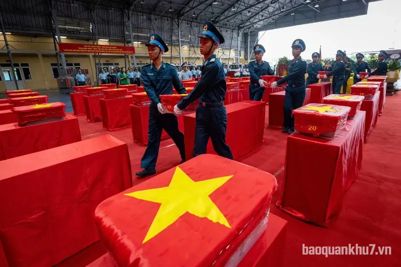 Không quân Việt Nam hoàn thành nhiệm vụ vận chuyển mẫu hài cốt liệt sĩ phục vụ giám định ADN 