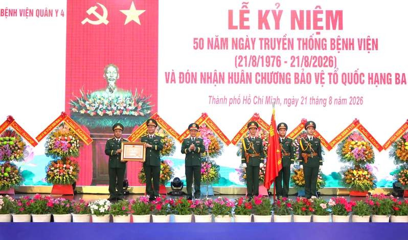 Bệnh viện Quân y 4 kỷ niệm 50 năm Ngày truyền thống và đón nhận Huân chương Bảo vệ Tổ quốc hạng Ba