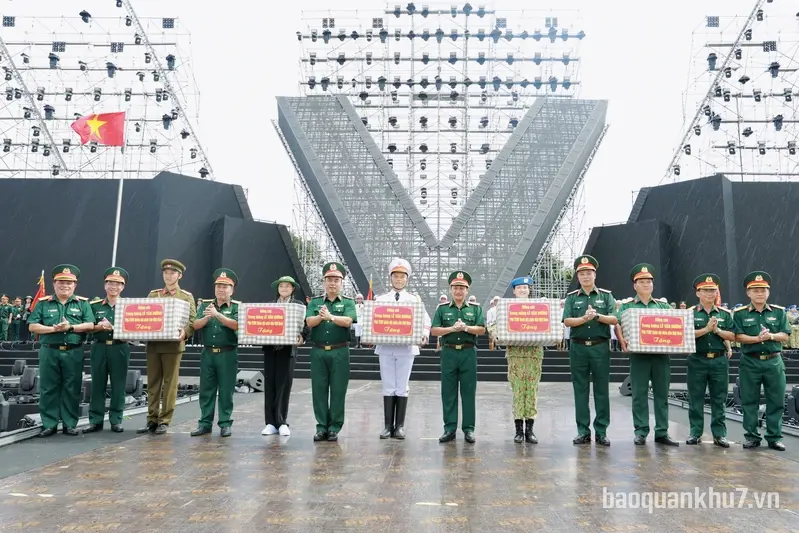 Thủ trưởng Bộ Tổng Tham mưu QĐND Việt Nam thăm, động viên các lực lượng tham gia chương trình “Tổ quốc trong tim”