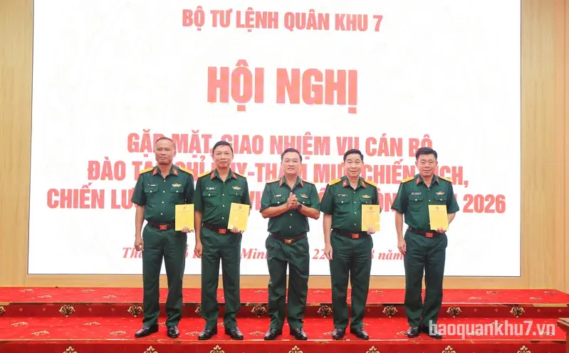 Bộ Tư lệnh Quân khu 7 gặp mặt, giao nhiệm vụ cho cán bộ đi học tại Học viện Quốc phòng