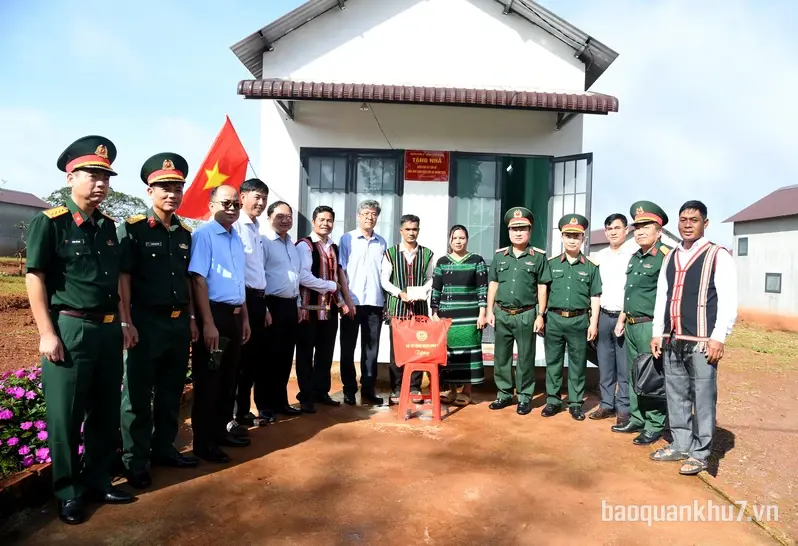 Quân khu 7 thăm, động viên cán bộ, chiến sĩ và Nhân dân khu vực biên giới tỉnh Lâm Đồng