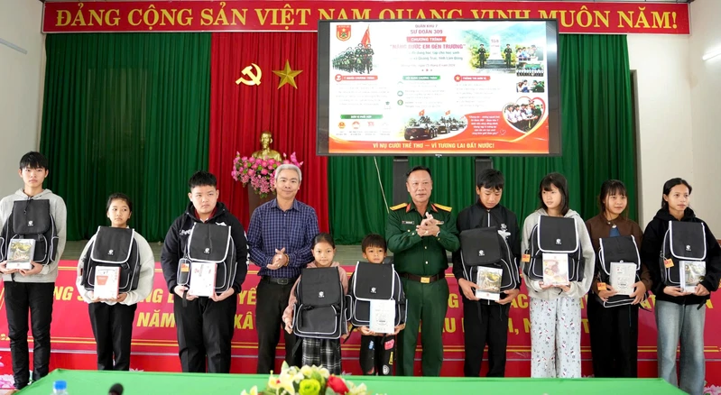Ấm áp chương trình “Nâng bước em đến trường”