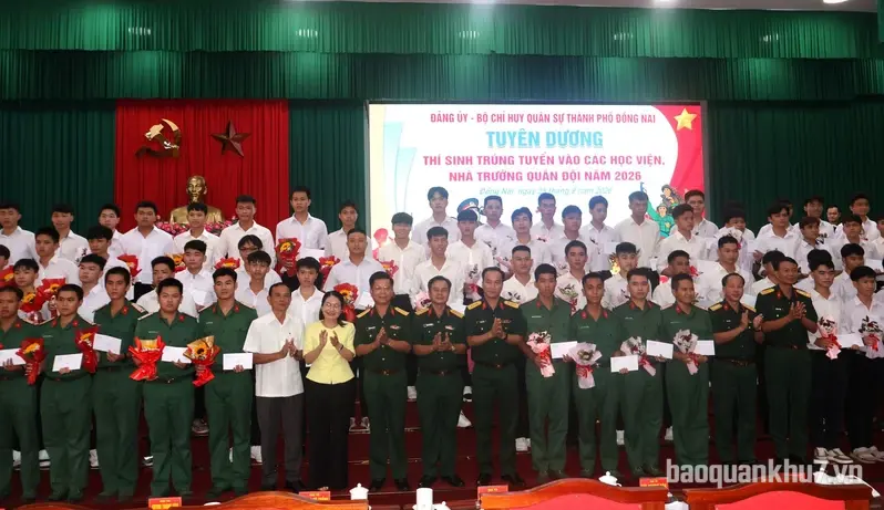 Bộ CHQS thành phố Đồng Nai tuyên dương thí sinh trúng tuyển vào các trường Quân đội năm 2026