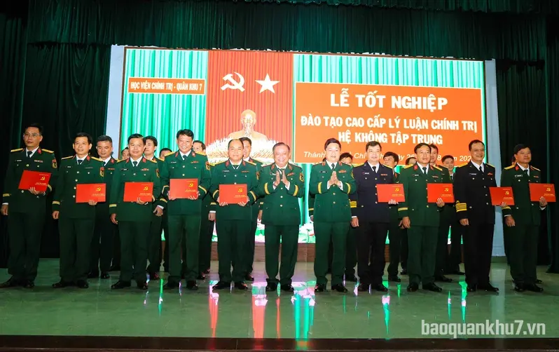 Lễ tốt nghiệp đào tạo cao cấp lý luận chính trị hệ không tập trung