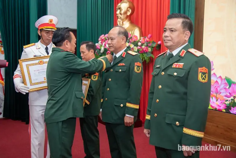 Đảng ủy Cục Chính trị trao tặng Huy hiệu Đảng