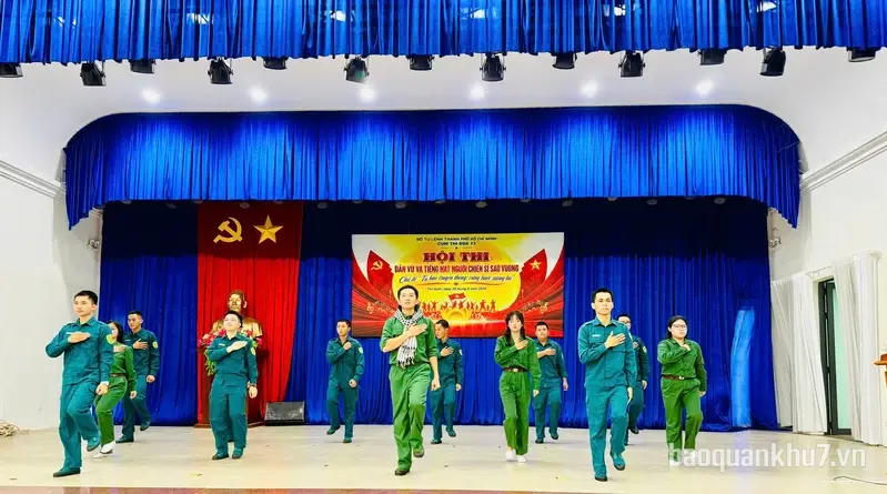 Sôi nổi tiếng hát người chiến sĩ sao vuông