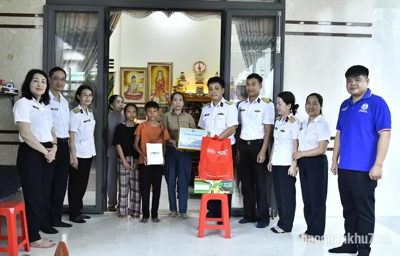 Lữ đoàn 167 thăm, tặng quà con ngư dân nhân dịp năm học mới