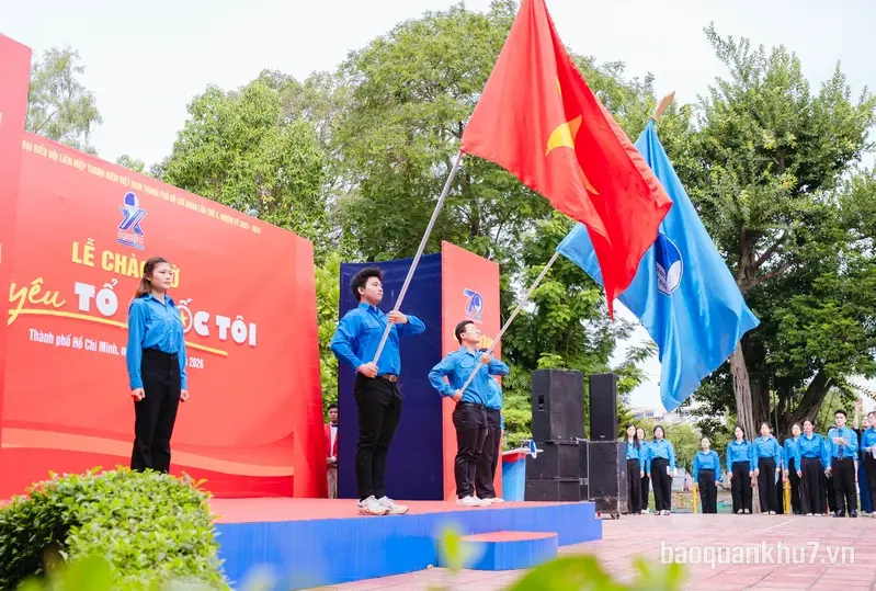 Xúc động lễ chào cờ “Tôi yêu Tổ quốc tôi” tại công viên Lê Thị Riêng (TP. Hồ Chí Minh)