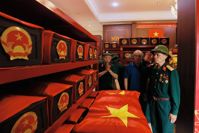 Ban Liên lạc truyền thống Quân y Miền B2 dâng hương tưởng niệm tại Công viên Lê Thị Riêng