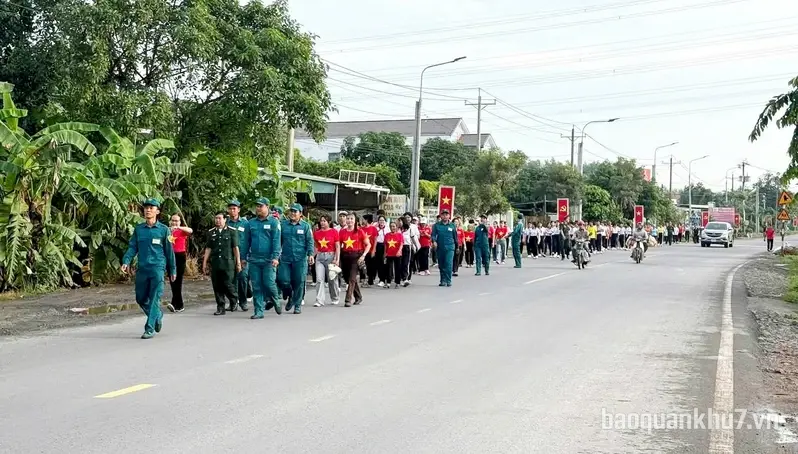 Xã Tân An: Khoảng 500 người tham dự chương trình đi bộ “Cùng Việt Nam tiến bước” năm 2026
