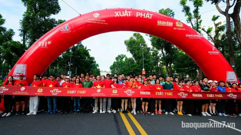 Hàng ngàn người tại TP.HCM đi bộ đồng hành “Cùng Việt Nam tiến bước” năm 2026