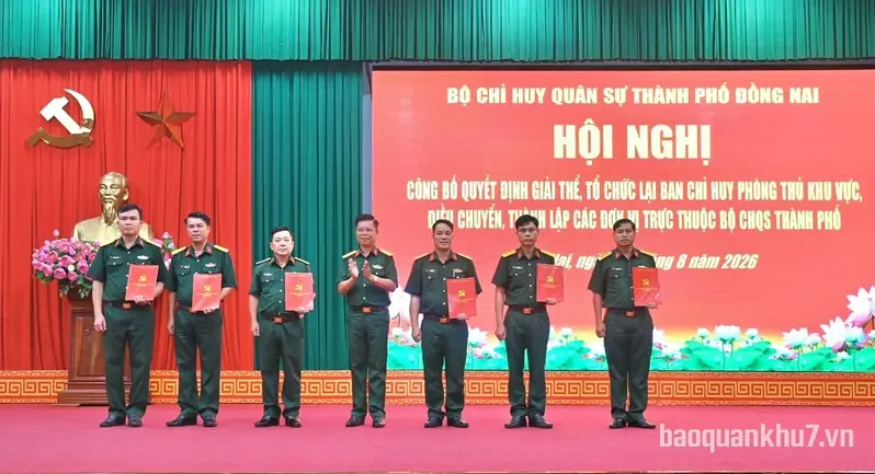 Bộ CHQS thành phố Đồng Nai công bố quyết định giải thể, tổ chức lại Ban Chỉ huy phòng thủ khu vực 