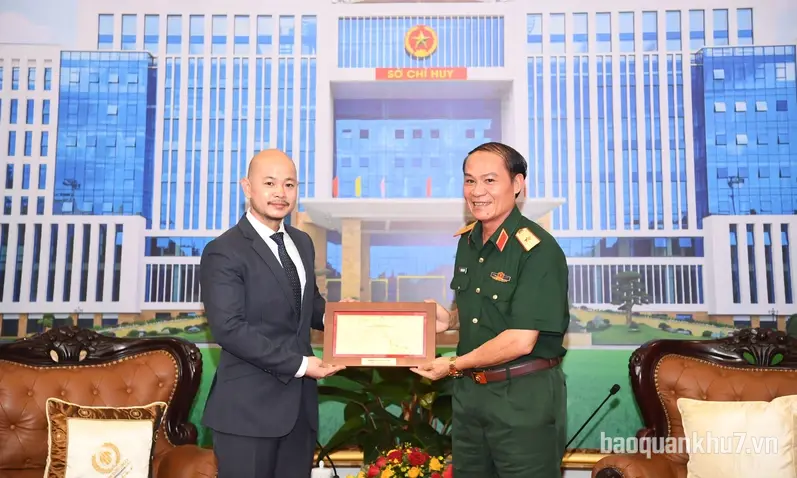 Tổng Lãnh sự Campuchia tại Thành phố Hồ Chí Minh chào xã giao Bộ Tư lệnh Quân khu 7