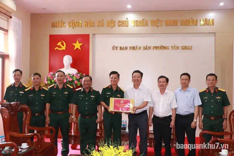 Ban Chỉ đạo Quân khu 7 và thành phố Đồng Nai thăm, tặng quà các địa phương hỗ trợ tìm kiếm, quy tập hài cốt liệt sĩ
