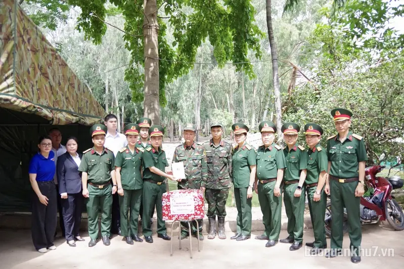 Công ty Tây Nam thăm, động viên lực lượng tìm kiếm, quy tập hài cốt liệt sĩ tại công viên Lê Thị Riêng
