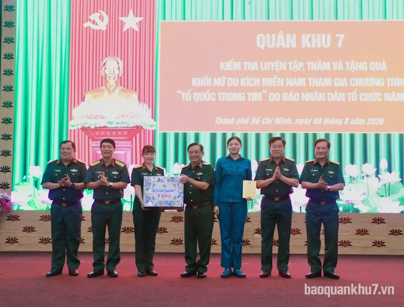 Đoàn công tác Bộ Tư lệnh Quân khu 7 thăm, tặng quà khối nữ du kích miền Nam tham gia chương trình "Tổ quốc trong tim"