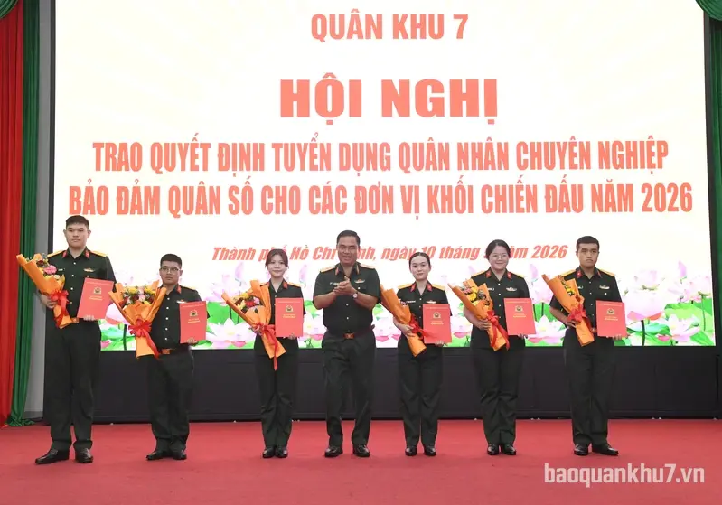 Quân khu 7 trao quyết định tuyển dụng quân nhân chuyên nghiệp 