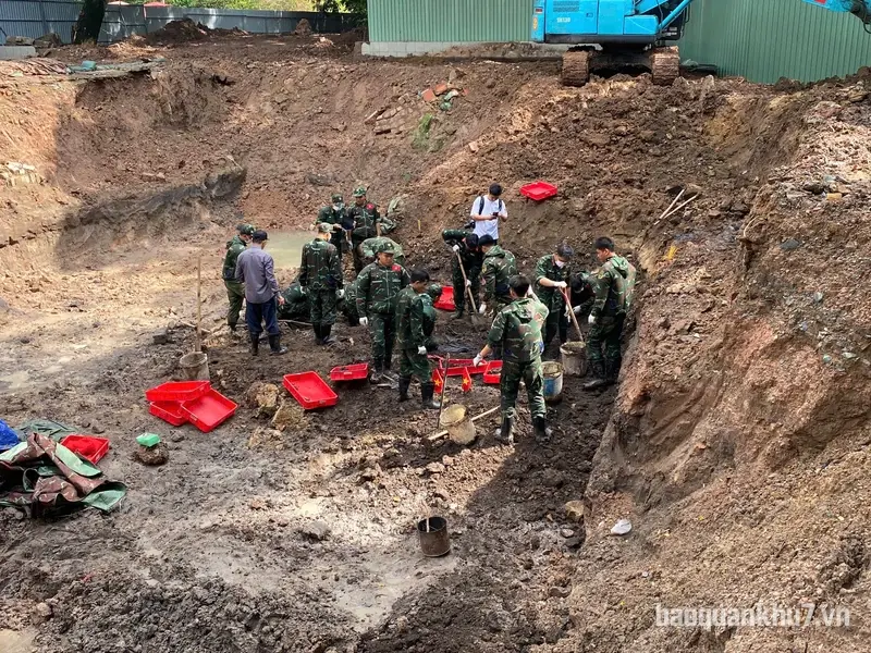 Tìm thấy thêm 11 hài cốt liệt sĩ trong rãnh mộ mới tại công viên Lê Thị Riêng trong ngày 13/9
