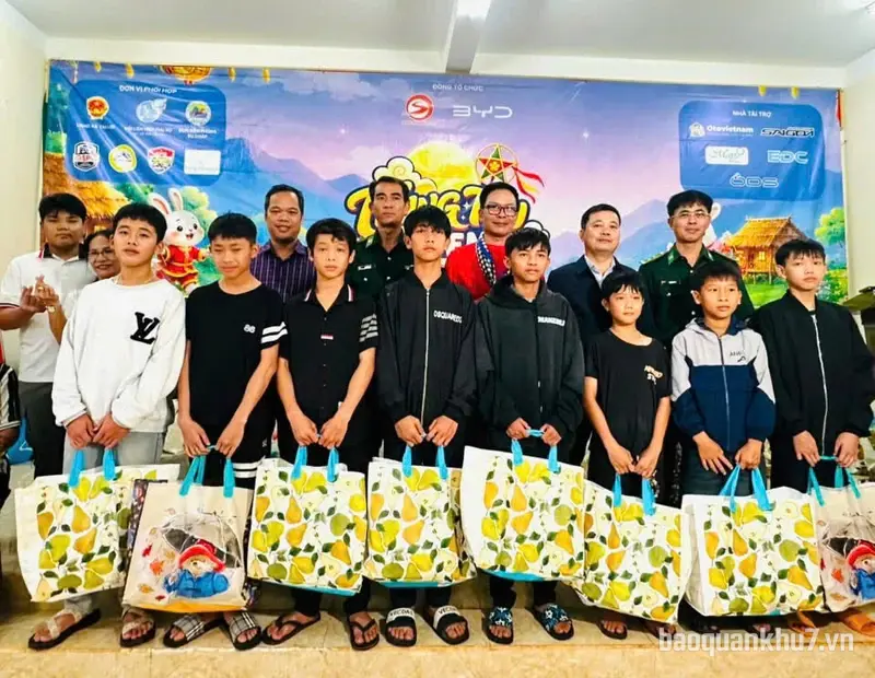 Đồn Biên phòng Bu Cháp phối hợp tổ chức chương trình “Biên cương - Đêm hội trăng rằm”