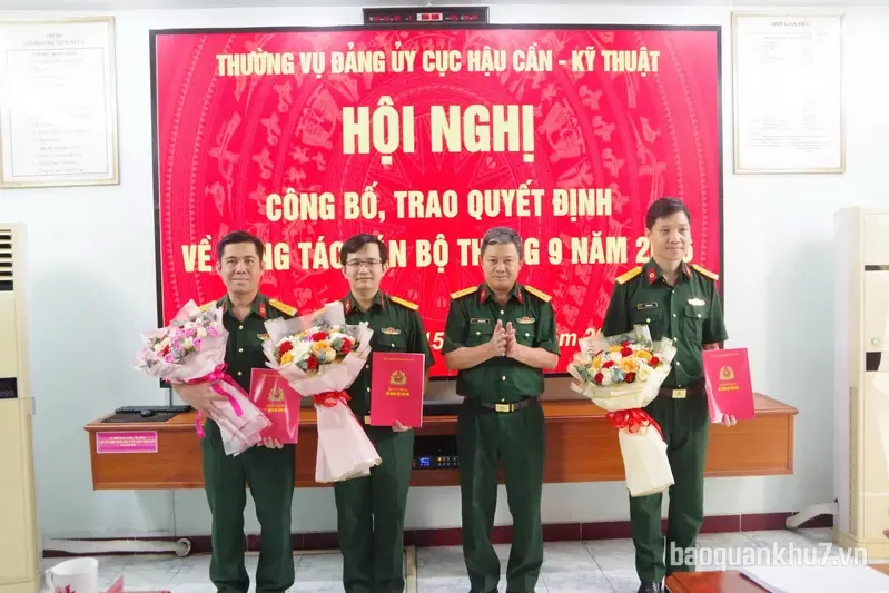 Cục Hậu cần - Kỹ thuật Quân khu trao quyết định công tác cán bộ 