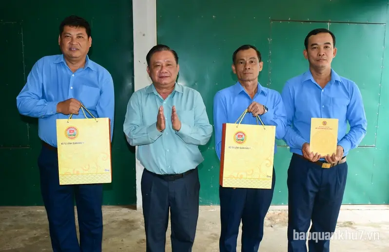 Thiếu tướng Trần Chí Tâm, Phó Chính ủy Quân khu thăm Đội K71 và Đội K72 đang làm nhiệm vụ tại Campuchia
