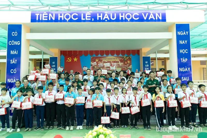 
Chỉ huy trưởng Bộ CHQS tỉnh Tây Ninh trao quà Trung thu cho thiếu nhi vùng biên giới