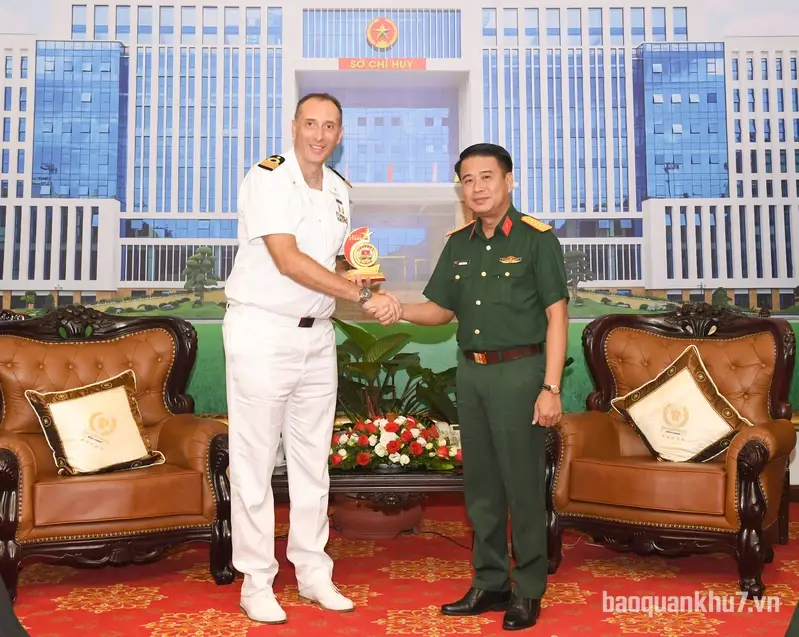 Đại tá Nguyễn Tấn Linh, Phó Tư lệnh Quân khu tiếp xã giao nhóm chỉ huy tàu Hải quân Italia