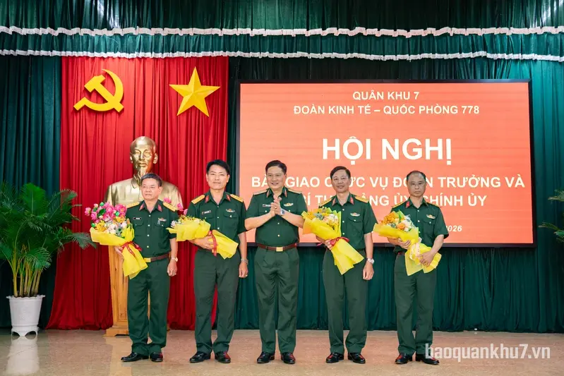 Bàn giao chức vụ Đoàn trưởng và Bí thư Đảng ủy, Chính ủy Đoàn Kinh tế - Quốc phòng 778