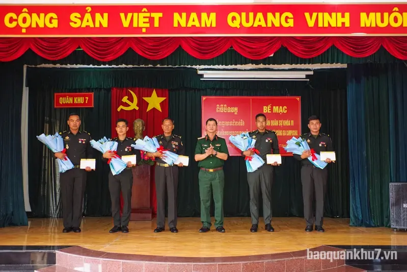 Quân khu 7 bế mạc tập huấn nghiệp vụ Đặc công khóa VI cho Quân đội Hoàng gia Campuchia