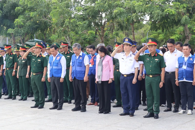 Dâng hoa, dâng hương tưởng niệm các Anh hùng liệt sĩ tại đặc khu Côn Đảo