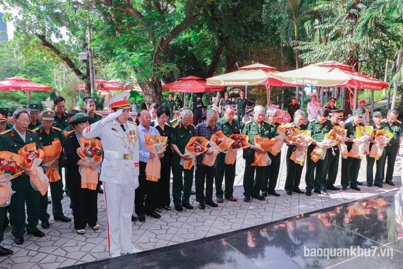 Đoàn đại biểu Hội Cựu chiến binh tỉnh Lâm Đồng dâng hương tại công viên Lê Thị Riêng