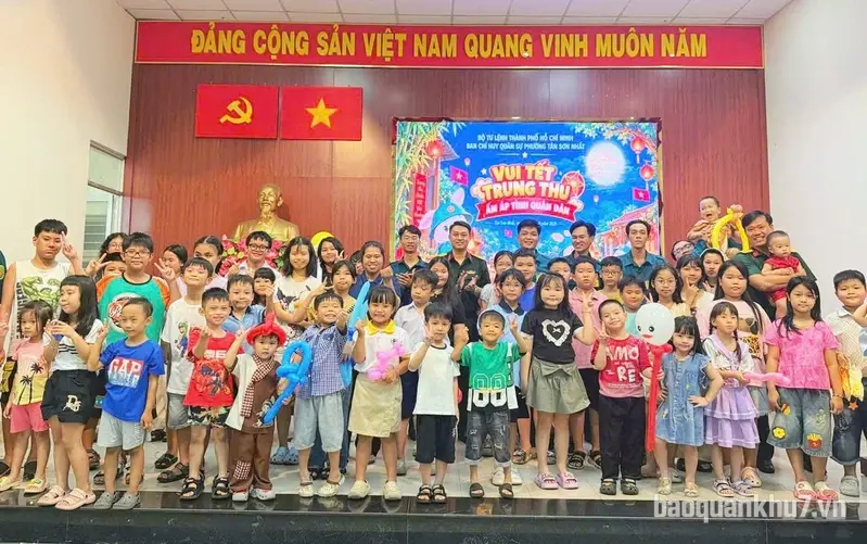 Vui Tết Trung thu – Ấm áp tình quân dân