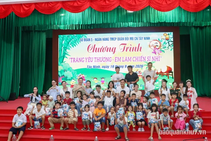 Chương trình “Trăng yêu thương - Em làm chiến sĩ nhí” tại Sư đoàn 5