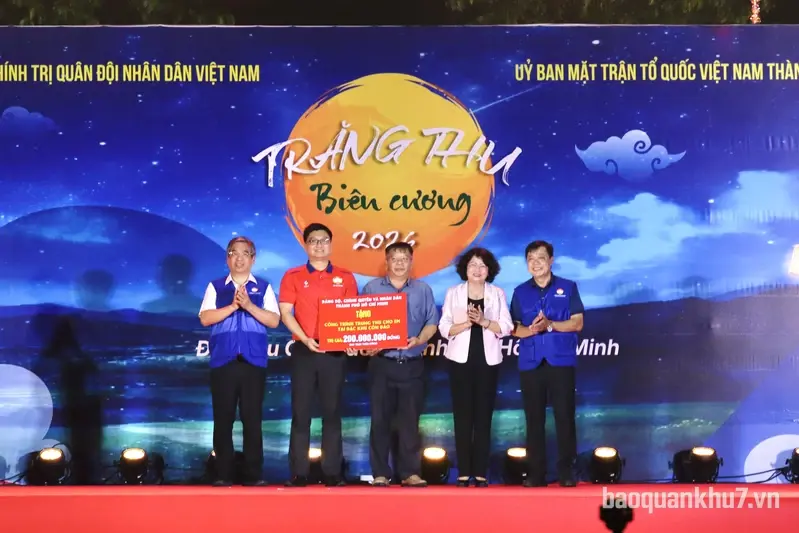 “Trăng thu biên cương” năm 2026: Ấm áp tình quân - dân nơi Côn Đảo