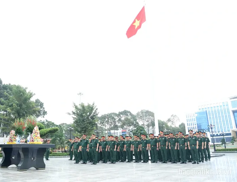 Đảng ủy, Bộ Tư lệnh Quân khu 7 dâng hương tưởng niệm Chủ tịch Hồ Chí Minh