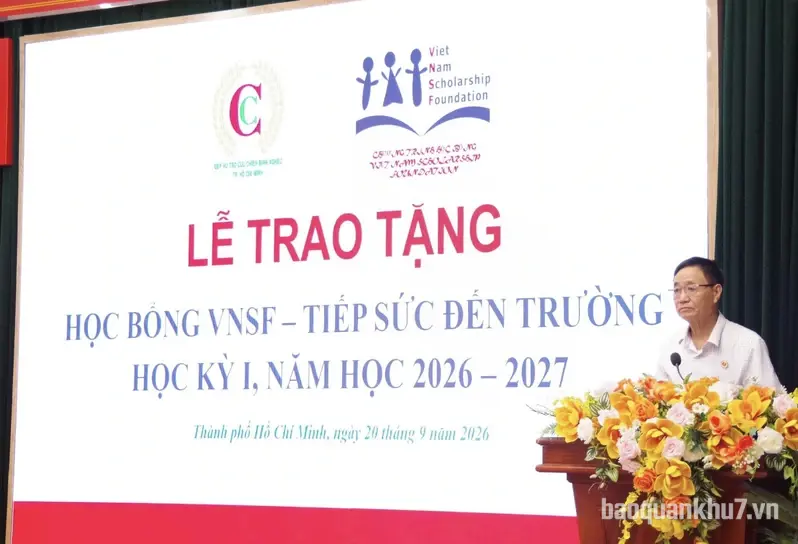 Hội Cựu chiến binh Thành phố trao học bổng tiếp sức đến trường cho học sinh, sinh viên vượt khó, học giỏi
