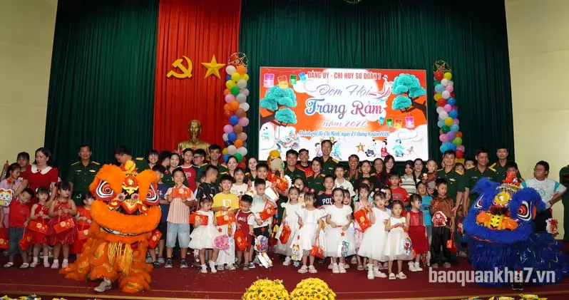 Ấm áp “Đêm hội trăng rằm” ở Sư đoàn 7
