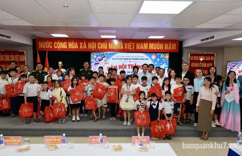 Ấm áp Đêm hội trăng rằm năm 2026 tại phường Xuân Hòa, TP HCM
