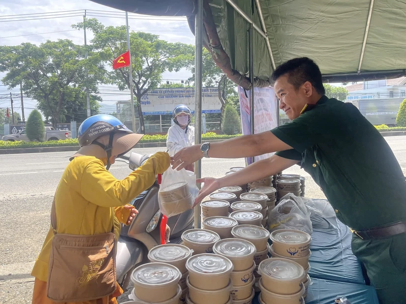 Ban CHQS phường Tân Phước: Ấm áp chương trình “Suất cơm yêu thương - thắm tình quân dân”